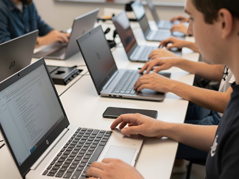 Мастер сервисного центра НБР Сервис заменяет клавиатуру на ноутбуке HP ProBook в мастерской