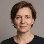 Портрет уверенного бизнесмена на нейтральном фоне для сайта по ремонту ноутбуков HP ProBook